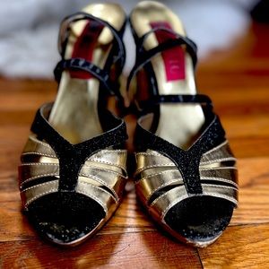 Gorgeous vintage tasseled 4.5” heels. Gold and black sparkle. Très burlesque!